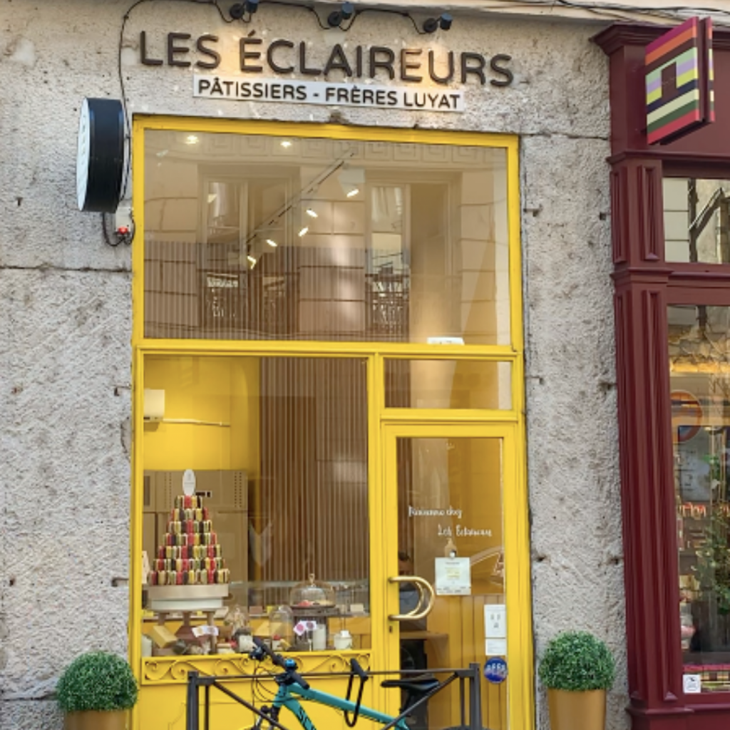 les éclaireurs devanture