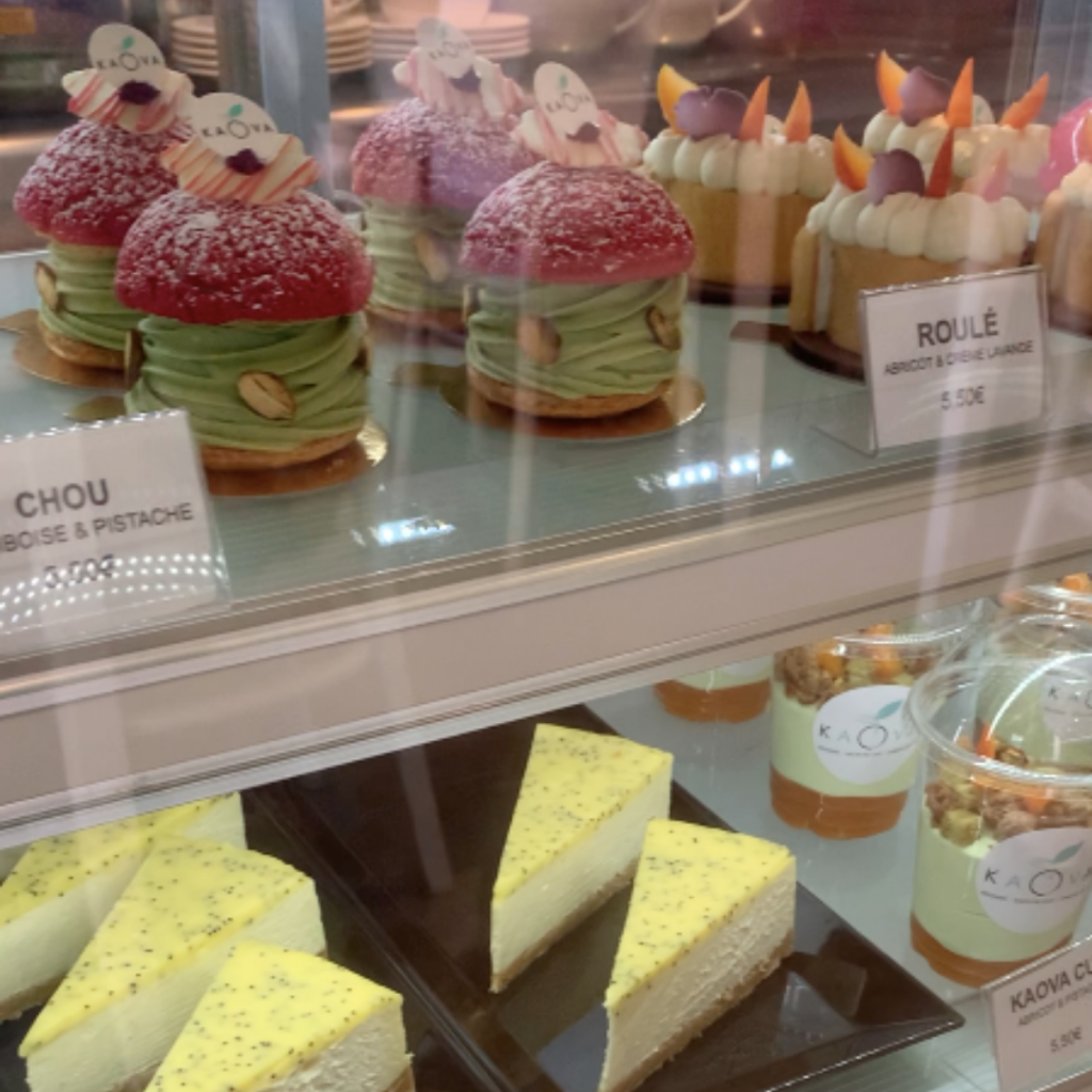koava café patisserie vitrine